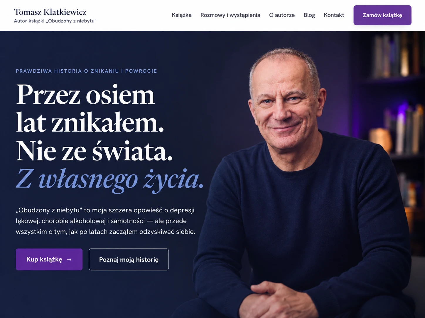 Prezentacja strony nonesse.pl: u góry imię i nazwisko autora oraz menu z przyciskiem „Zamów książkę”, po lewej nagłówek „Przez osiem lat znikałem. Nie ze świata. Z własnego życia.” z opisem książki i przyciskami „Kup książkę” i „Poznaj moją historię”, po prawej portret uśmiechniętego autora.